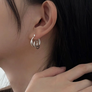 Orecchini a spirale geometrici irregolari in argento con design minimalista a strati