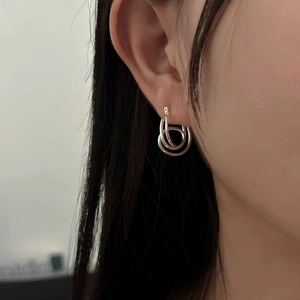 Orecchini a cerchio triplo intrecciati in argento minimalista per donna sul modello