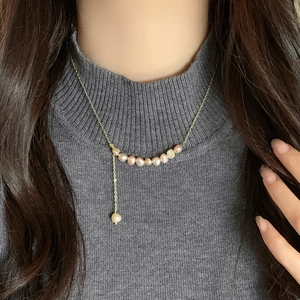 Collier élégant en perles d'eau douce avec glands roses et chaîne dorée pour femme