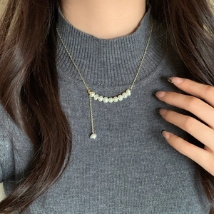 Collier élégant en perles d'eau douce dorées avec frange à pompon réglable pour femme