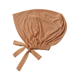 Λεπτομέρεια από modal hijab σκουφάκι με ελαστική πλεκτή υφή και ρυθμιζόμενα κορδόνια
