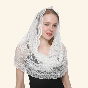 Détail d'un voile de mariée en dentelle florale blanche avec bordures festonnées fines