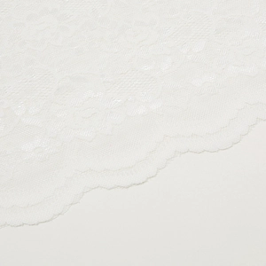 Écharpe en dentelle blanche élégante avec motifs de roses et bordures brodées festonnées