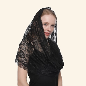 Détail d'un voile de mariée en dentelle noire avec broderie florale complexe sur tulle