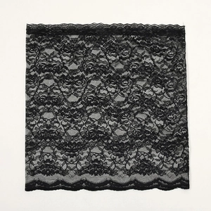 Écharpe élégante en dentelle florale noire pour femme avec bords festonnés et motif rose