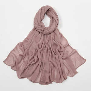 Detail eines rosa Schals mit Faltenstruktur aus leichtem atmungsaktivem Stoff