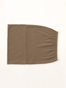 Dettaglio del sottovelo hijab marrone elastico con bordo rifinito e tessuto a maglia
