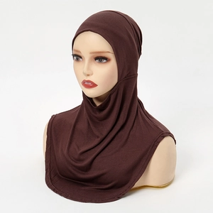 Vista frontale di un sottovelo ninja elastico marrone scuro con copertura per il collo