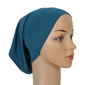 Dettaglio del sottovelo hijab blu pavone con trama in maglia morbida e cuciture fini