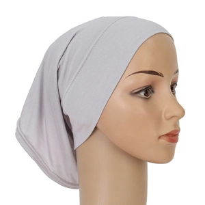 Dettaglio della sottocuffia hijab elastica grigio chiaro con vista laterale e tessuto a maglia