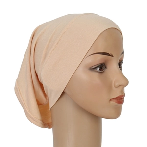 Vista laterale di un sottovelo elastico hijab in beige albicocca su un manichino