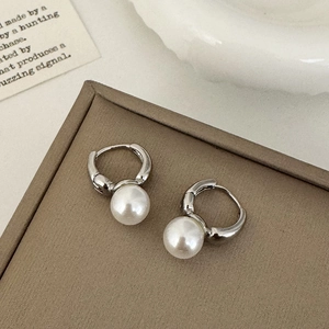 Élégantes boucles d'oreilles perles avec anneaux argentés sur carte de style vintage