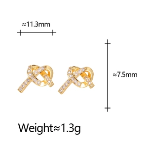 Élégantes boucles d'oreilles nœud dorées avec pavé de zircons et dimensions incluses