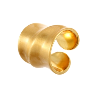 Anello aperto a onda larga color oro con finitura opaca spazzolata e design moderno