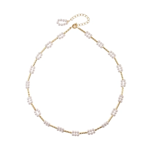 Elegante gouden spiraalketting met trossen witte parels in een minimalistisch ontwerp