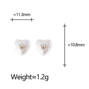 Boucles d'oreilles cœurs en perles avec détails des dimensions 11,3mm x 10,8mm