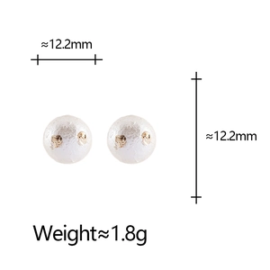 Détail de boucles d'oreilles perles de coton de 12,2 mm avec accents dorés de 1,8 g