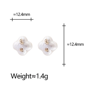 Détails de boucles d'oreilles trèfle nacré de 12,4 mm avec accents en métal doré