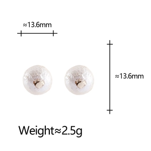Gros plan de boucles d'oreilles en coton perlé blanc avec centre doré et dimensions