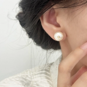 Boucles d'oreilles perles de coton élégantes avec petite étoile dorée style minimaliste