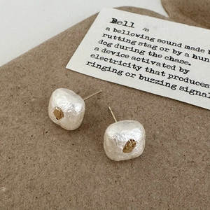 Vue détaillée de perles de coton texturées blanches avec accents dorés sur carte vintage