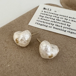 Détails des boucles d'oreilles cœur en perle avec feuille d'or et texture rétro
