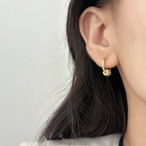 Boucles d'oreilles créoles dorées avec breloques cylindriques micro-pavées au style épuré