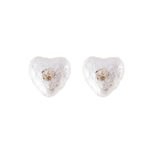 Détail de boucles d'oreilles cœur en perles de coton avec accents dorés sur blanc
