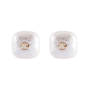 Détail de boucles d'oreilles carrées en perles de coton avec surface texturée dorée