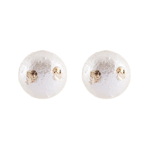 Détail de boucles d'oreilles boules en perles de coton avec accents de feuilles d'or