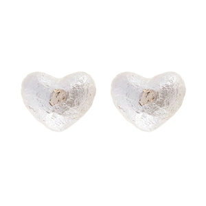Boucles d'oreilles cœur élégantes avec détails dorés et texture nacrée plissée