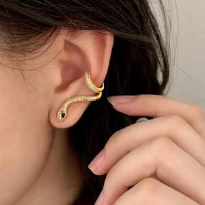 Manchette d'oreille serpent dorée avec zircons blancs et pierre précieuse verte