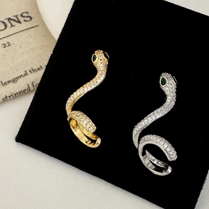 Clips d'oreille serpent exagérés avec zircons étincelants en finitions dorée et argentée