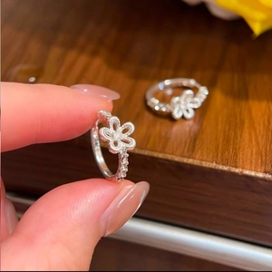 Elegante silberne Blumenohrringe mit glitzernden Kristallen, gezeigt in Originalgröße