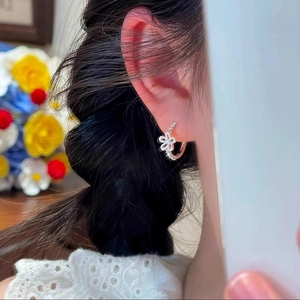 Elegante silberne Blumen-Creolen mit funkelnden Kristallen für einen süßen, floralen Look
