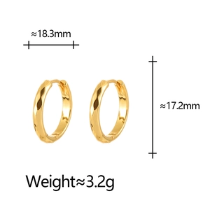 Détail montrant les dimensions des créoles martelées dorées, 18,3 mm x 17,2 mm