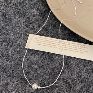 Elegante silberne Perlenkette mit weißem Perlenanhänger an einer feinen Kette