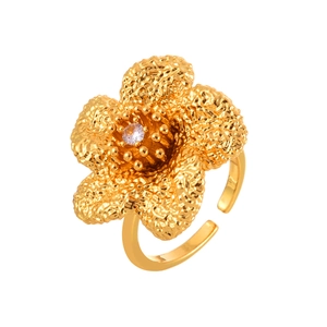 Eleganter Goldring in Blumenform mit Hammerschlag-Textur und glänzendem Zirkonia