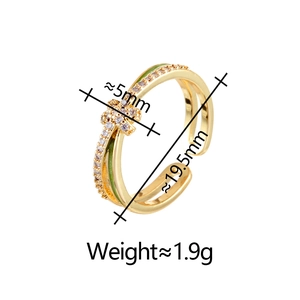 Détail d'une bague torsadée dorée avec émail vert et accents étincelants de zircon