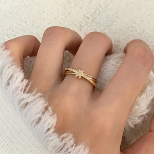 Bague croisée élégante en or avec pierres de zircon et détail de fleur en émail violet