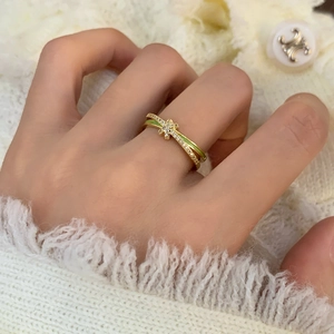 Détail d'une bague croisée avec émail vert, zircons étincelants et motif étoile