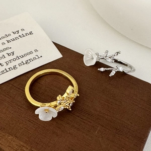 Elegant floral leaf rings with white petals and zircons in gold and silver finish
