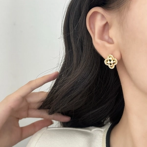 Boucles d'oreilles trèfle dorées avec motif damier noir et blanc et pavage de cristaux