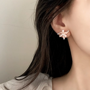 Elegante hellrosa Blumenohrstecker für Damen im natürlichen Lilienblüten-Design