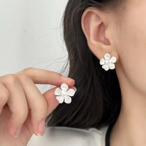 Elegant silver flower pearl stud earrings with brushed metal finish for women