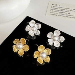 Elegant Flower Stud Earrings Copper Shell Artificial Pearl Brushed Metal Texture Minimalist Korean Style Jewelry For Women