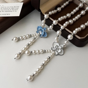 Collier de perles de style français avec pendentifs camélia en bleu et blanc