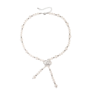Collier de perles élégant avec pendentif fleur en émail blanc et pompons de perles