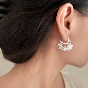 Boucles d'oreilles élégantes en perles argentées pour femmes avec anneau et perles pendantes
