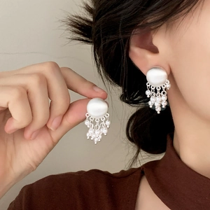 Élégantes boucles d'oreilles en argent avec perles et pompons de perles délicates